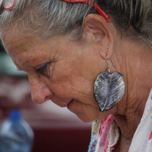 Femme d'un certain âge avec boucles d'oreilles en forme de feuille - France  - collection de photos clin d'oeil, catégorie portraits